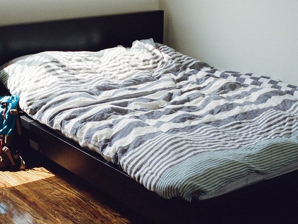 errores cometidos al tender una cama sabanas arrugadas