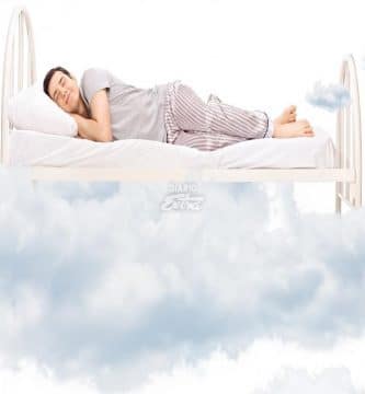una ersona durmiendo y una cama sobre una nube
