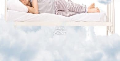 una ersona durmiendo y una cama sobre una nube